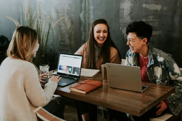 Persone che lavorano insieme